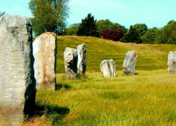 Mysterious Avebury - Ancient Stone Circles, Burial Grounds and Ghosts